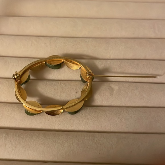 Gold and jade brooch - Picture 5 of 8